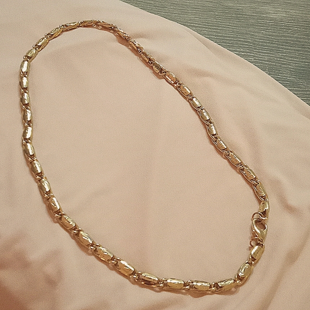 Gold tone swirl necklace NWOT